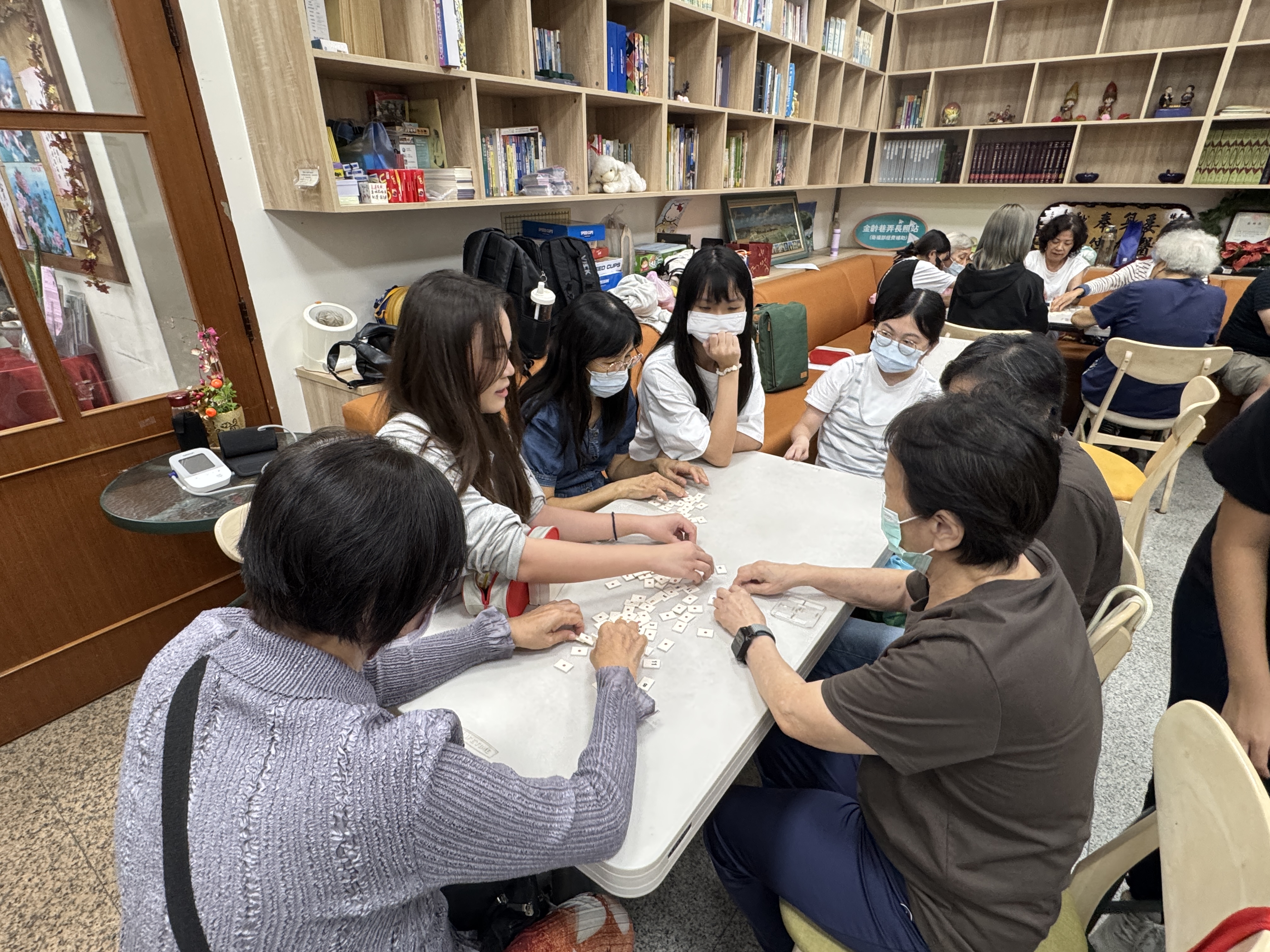 學生參與據點長輩課程