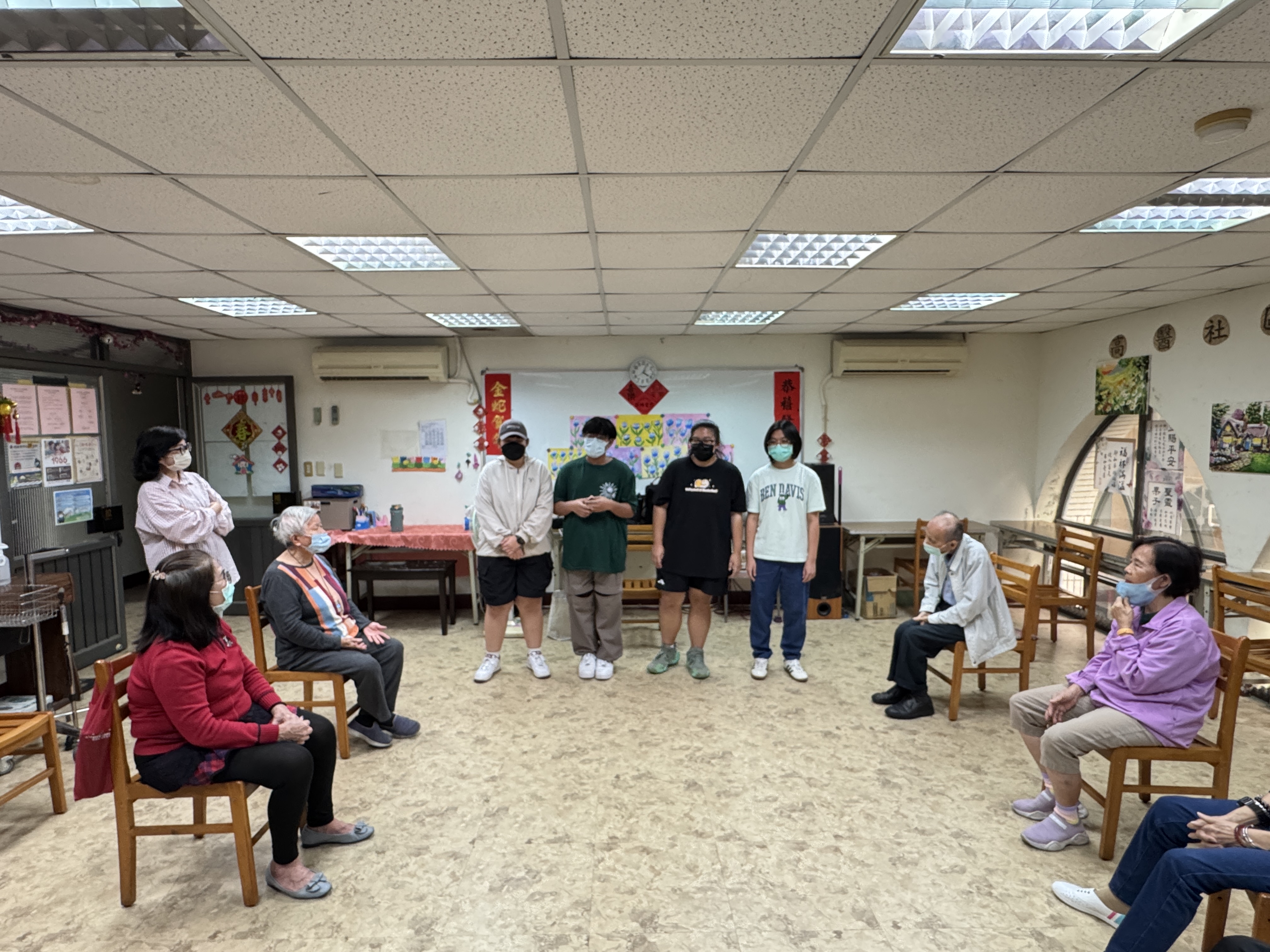 學生與據點長輩互動