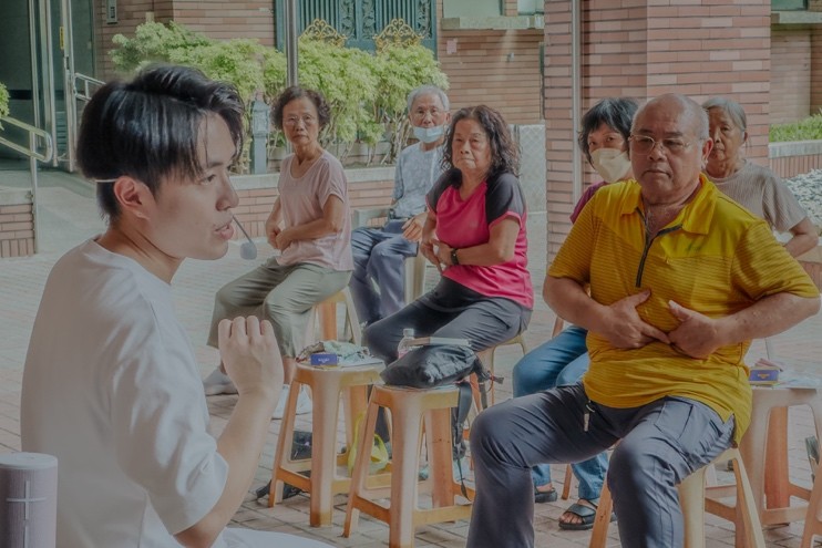 一張含有 服裝, 人員, 人的臉孔, 微笑 的圖片AI 產生的內容可能不正確。