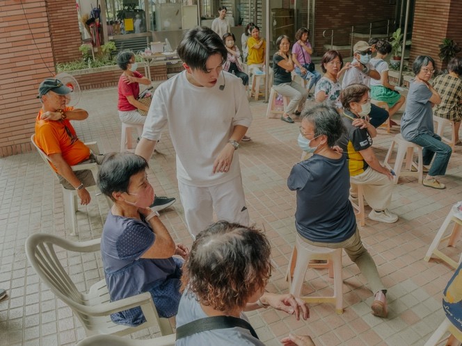 一張含有 服裝, 人員, 男孩, 女孩 的圖片AI 產生的內容可能不正確。