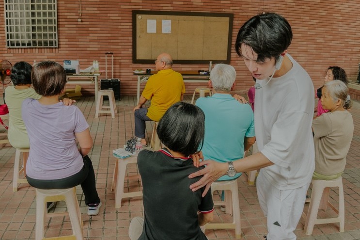 一張含有 服裝, 人員, 椅子, 女孩 的圖片AI 產生的內容可能不正確。