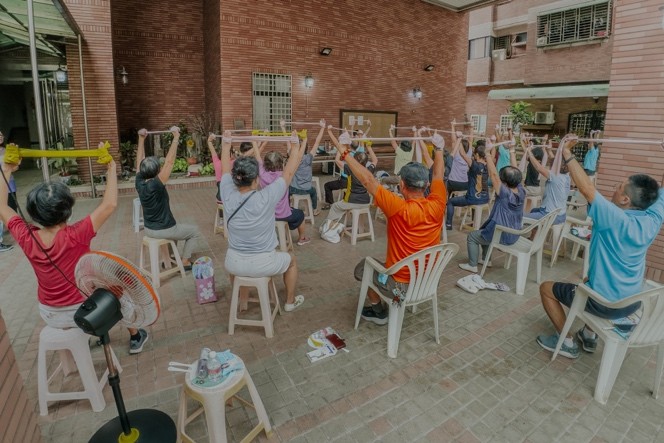 一張含有 建築, 服裝, 人員, 傢俱 的圖片AI 產生的內容可能不正確。