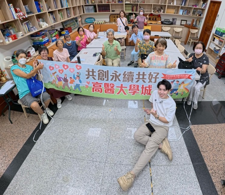 一張含有 足部穿著, 服裝, 圖書, 書櫃 的圖片AI 產生的內容可能不正確。