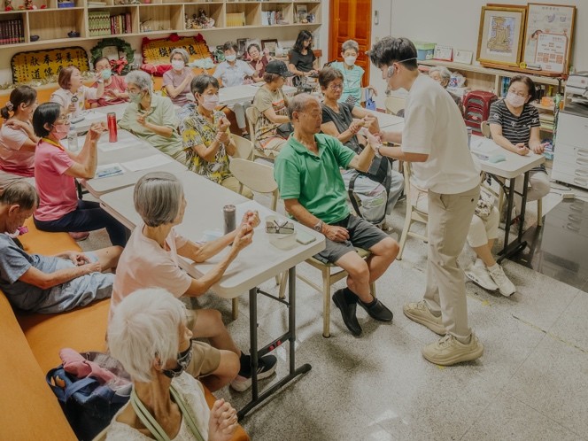 一張含有 服裝, 人員, 足部穿著, 室內 的圖片AI 產生的內容可能不正確。