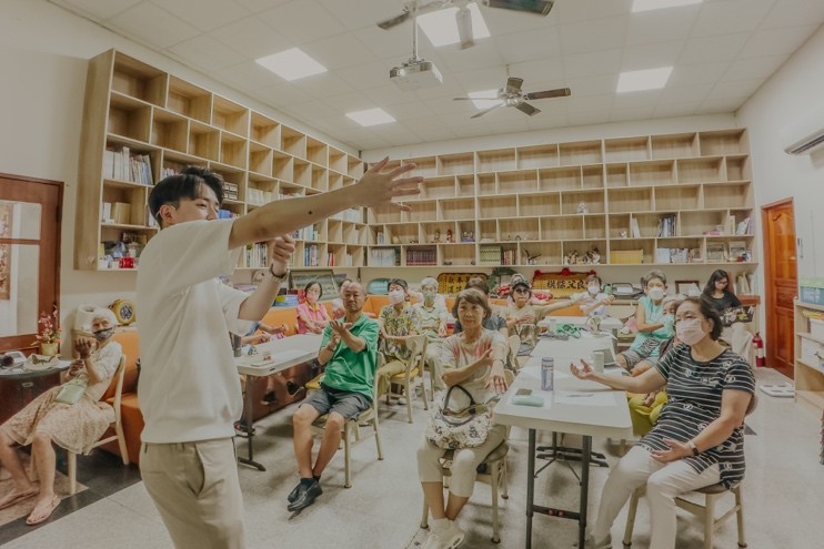 一張含有 室內, 服裝, 傢俱, 人員 的圖片AI 產生的內容可能不正確。