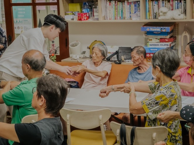 一張含有 服裝, 人員, 人的臉孔, 室內 的圖片AI 產生的內容可能不正確。