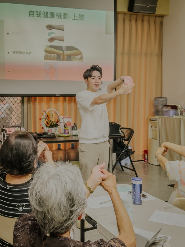 一張含有 服裝, 人員, 室內, 人的臉孔 的圖片AI 產生的內容可能不正確。