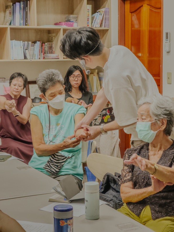 一張含有 人的臉孔, 服裝, 人員, 室內 的圖片AI 產生的內容可能不正確。