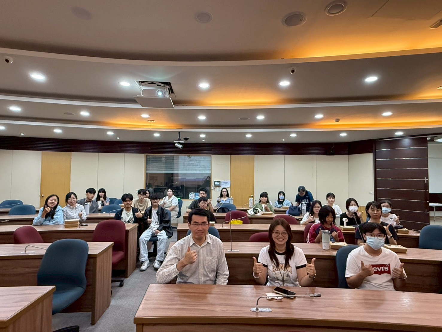 LINE_ALBUM_114102職涯講座_251003_1.jpg