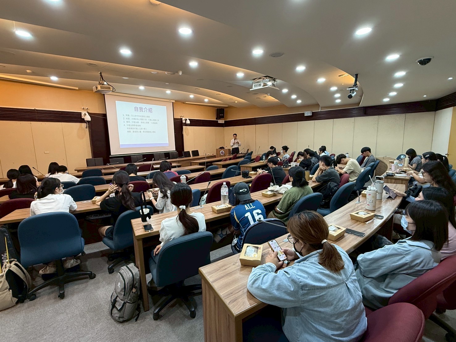 LINE_ALBUM_114102職涯講座_251003_3.jpg
