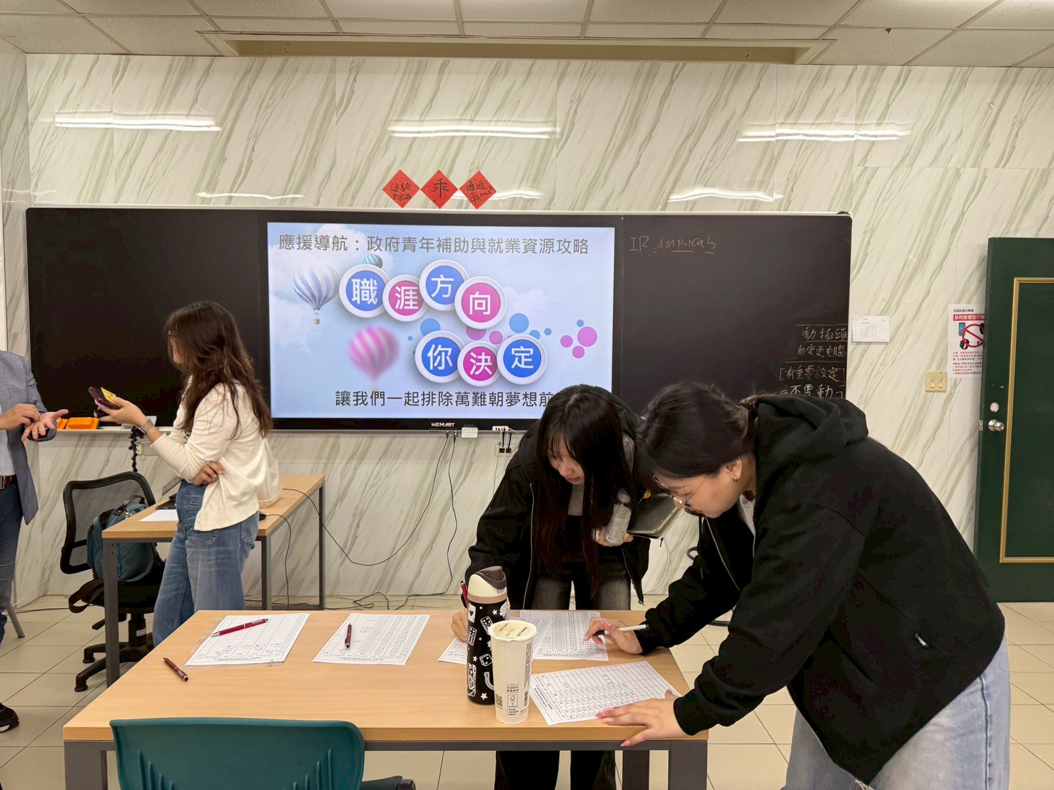 LINE_ALBUM_11555_114-2職涯講座_260508_1.jpg