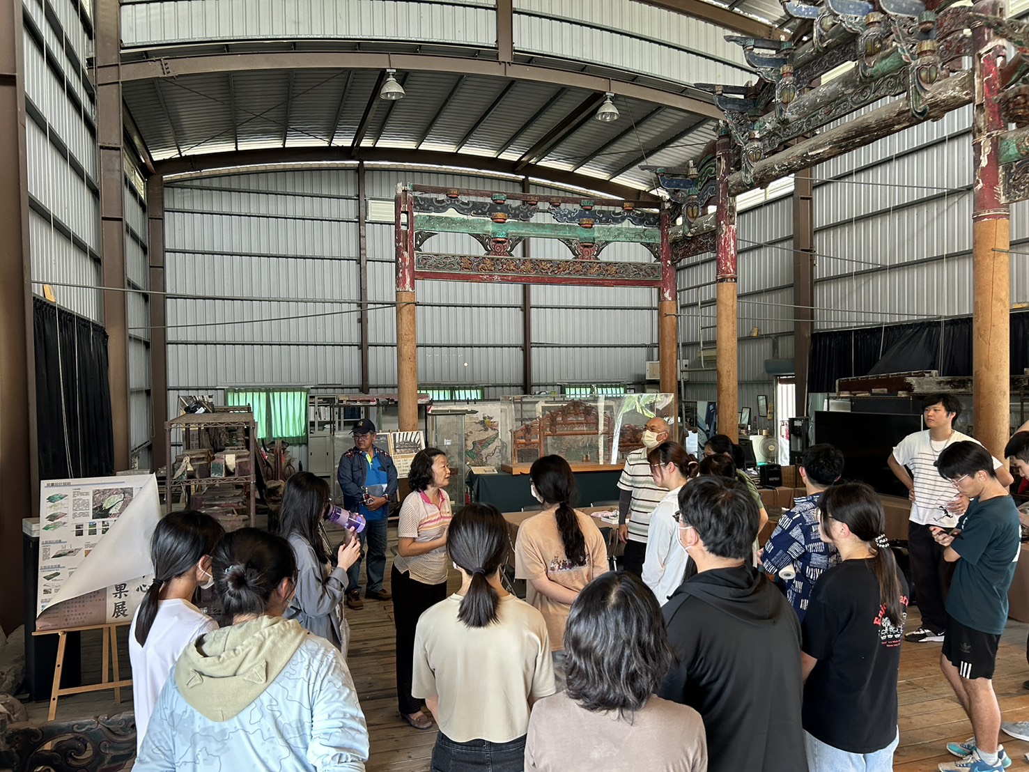 S 12214290屏科大景觀系的盧惠敏教授在為大家講解台灣的老建築