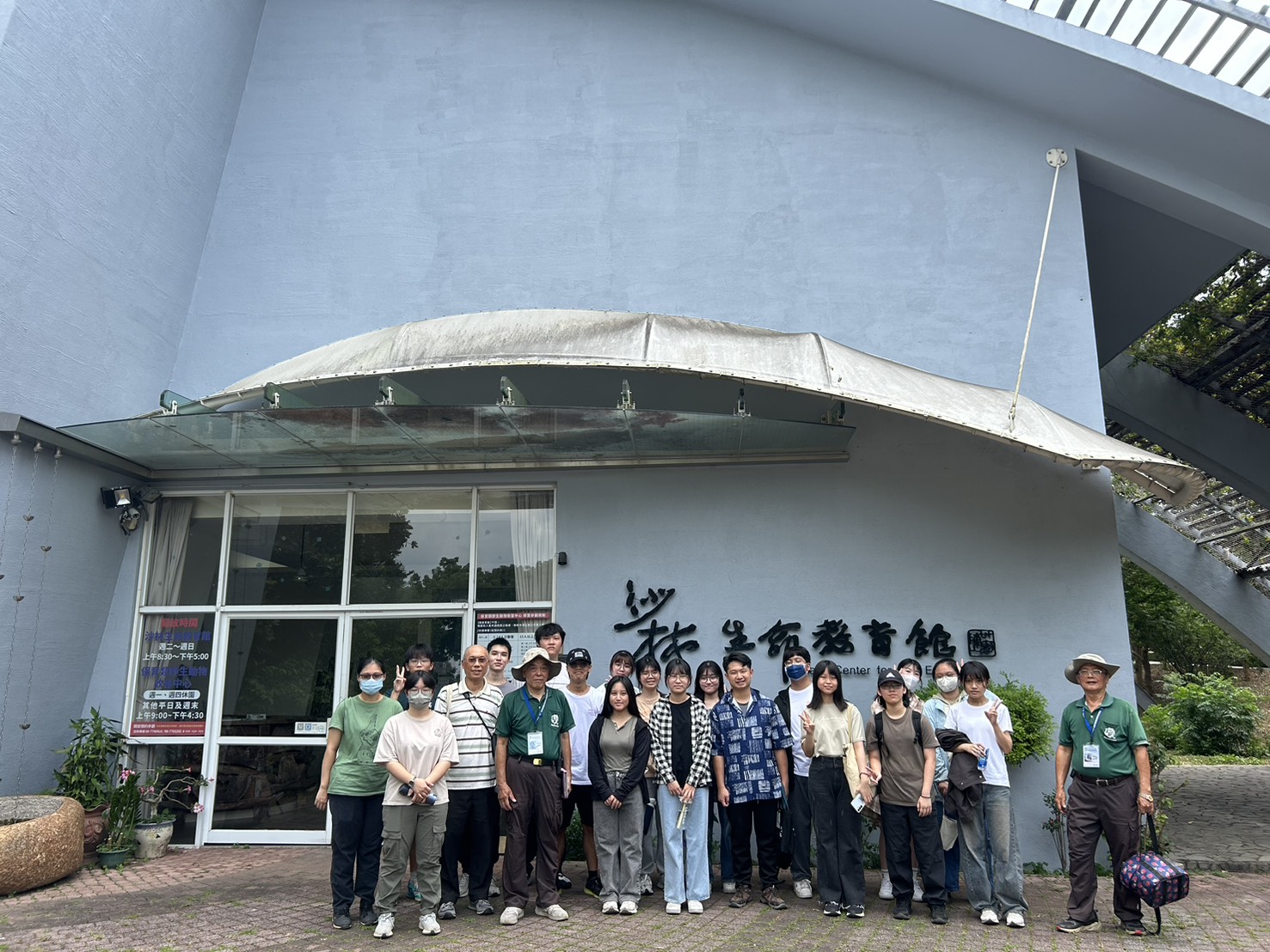 S__12214296於屏科大沙林生命教育館前大合照.jpg