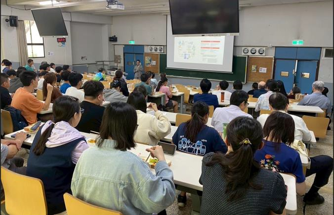 主講人胡哲銘教授演講中 1