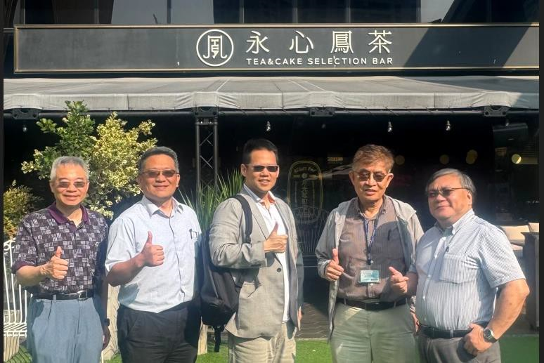 師長與主講人攝於自費餐敘地點
