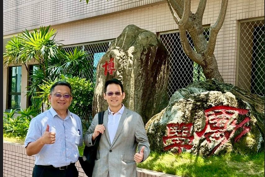 林老師與主講人攝於勵學大樓前
