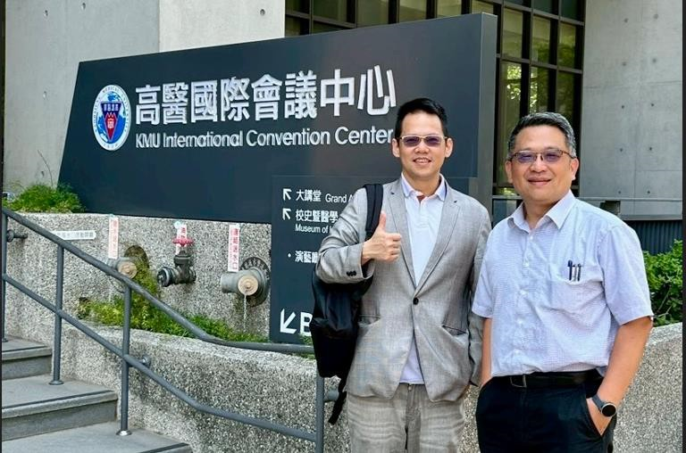 林老師與主講人攝於國研大樓前
