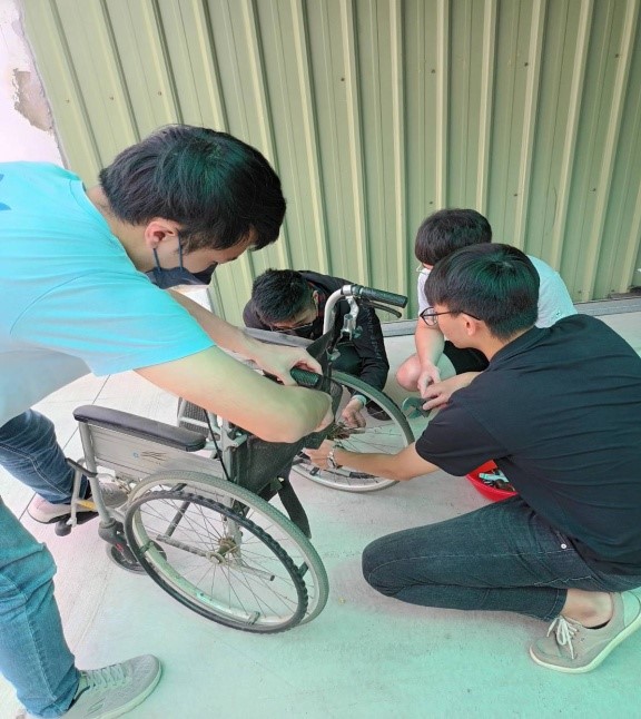 學生分組進行輪椅拆解一