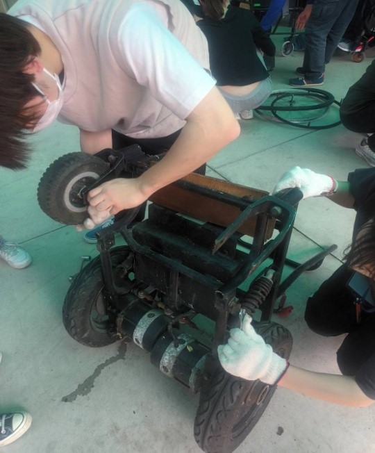 學生進行電動輪椅拆解