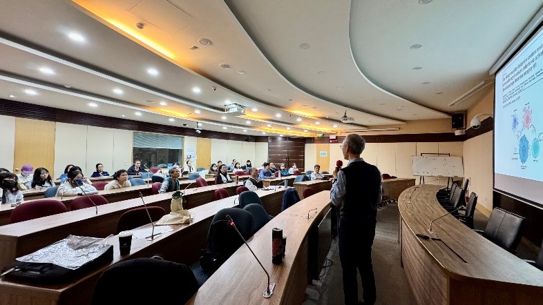 主講人陳永恩院長演講中