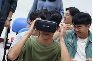 1121030配戴 VR 眼鏡進行課程教學模擬