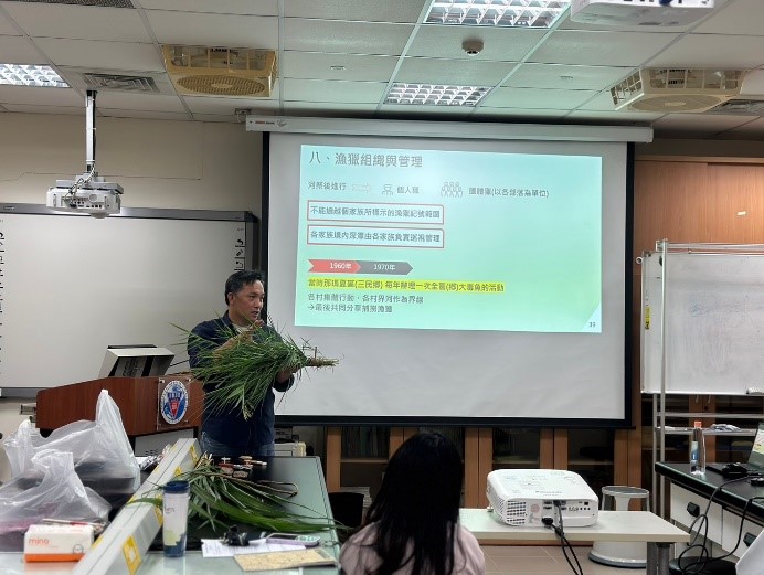 老師示範使用蘆竹捕蝦的方法