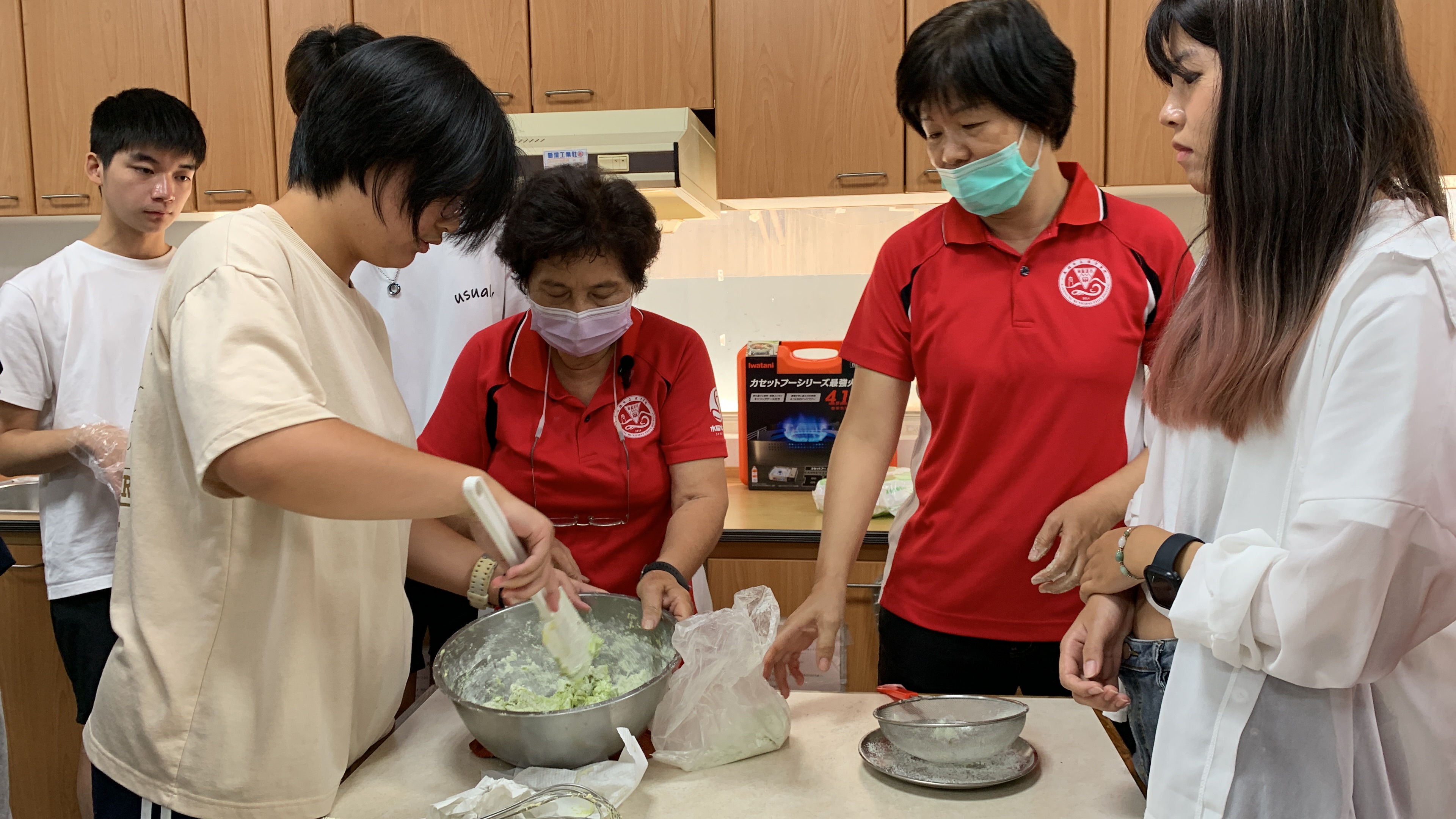 志工教導學生旗津特色美食