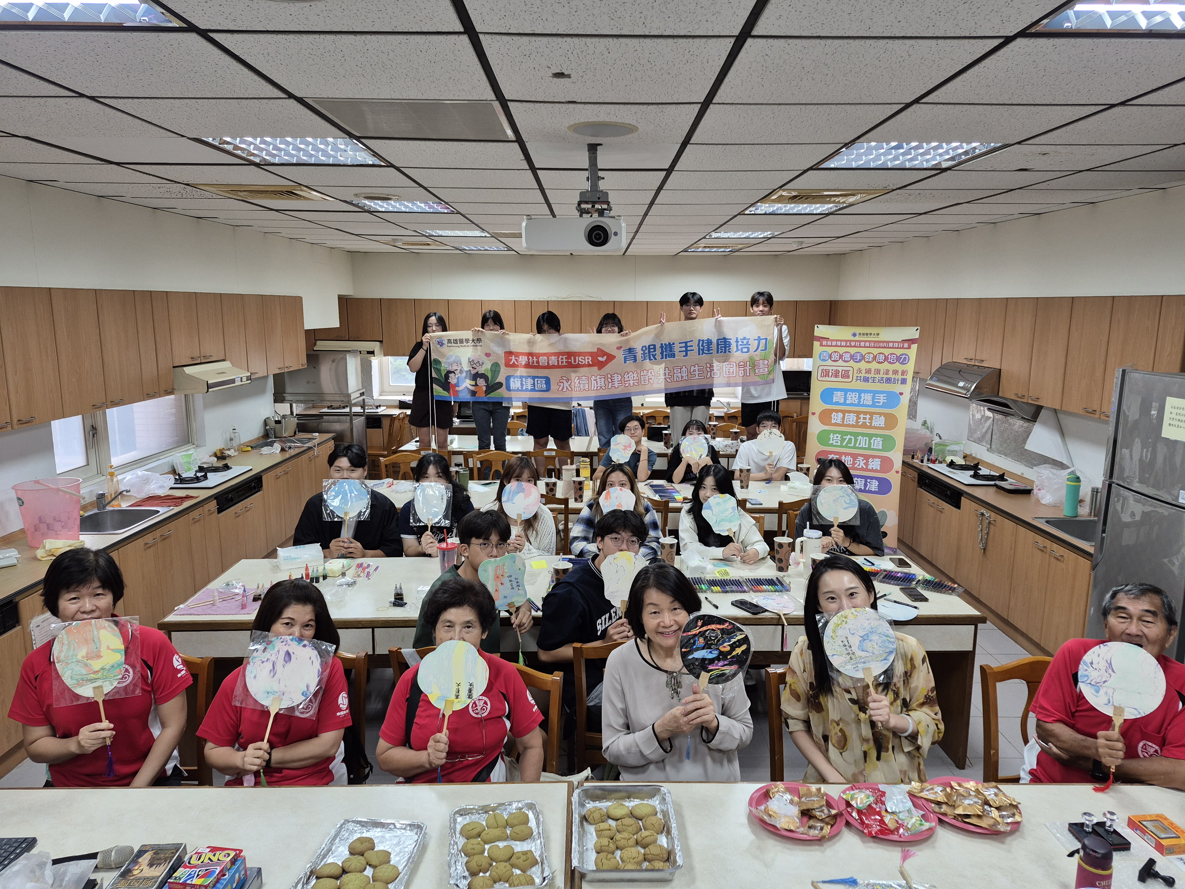 志工與學生合影