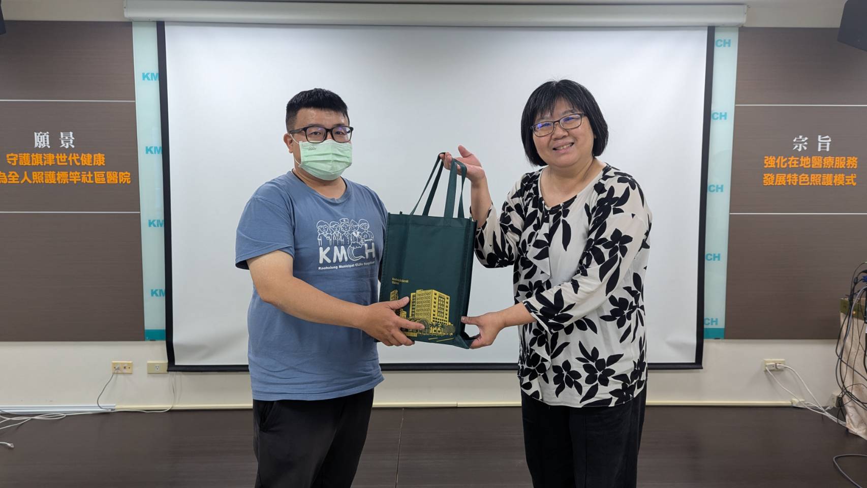 老師與潘勇安組長合影