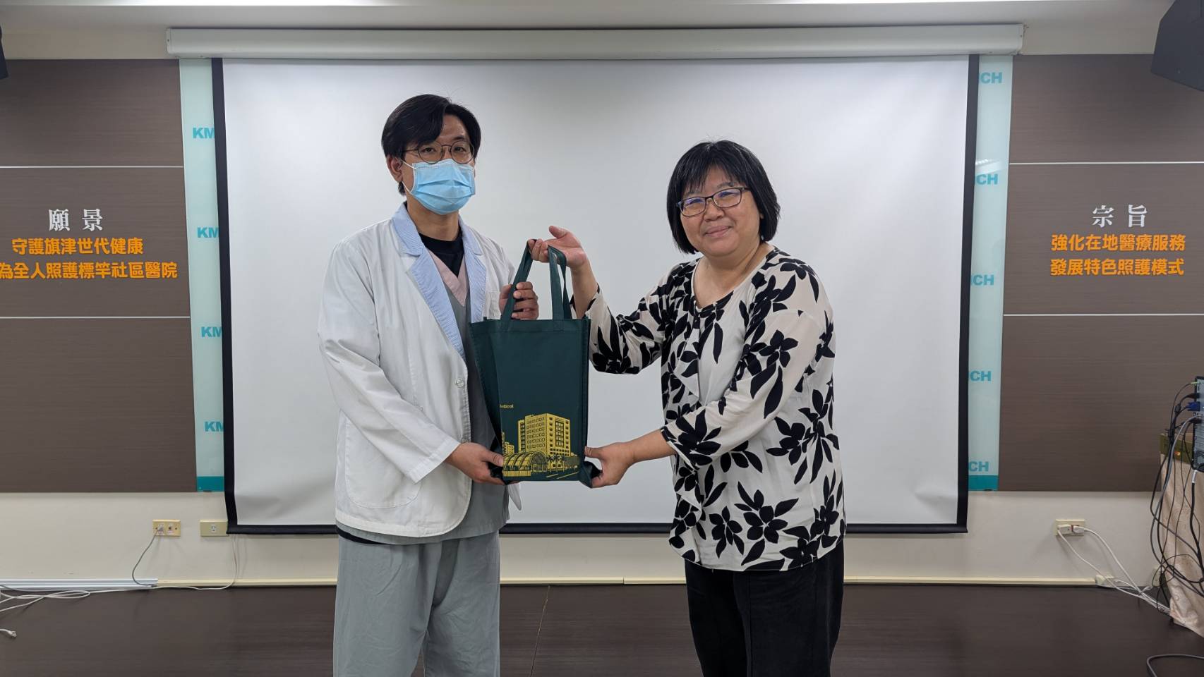 老師與陳冠佑物理治療師合影