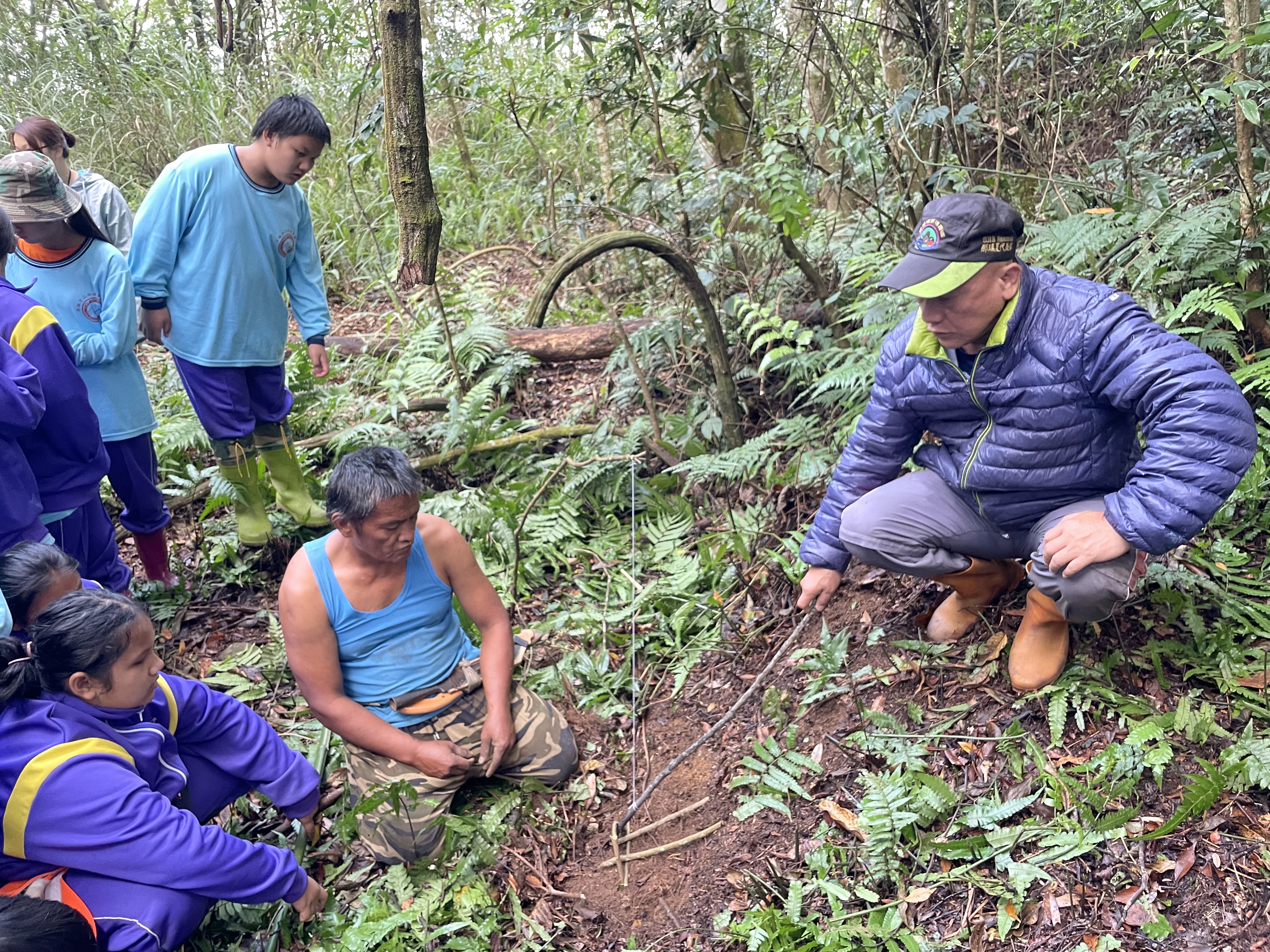 耆老確認每位學生都會操作陷阱架設