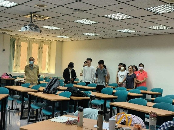 20251018學員們走動進行情緒事件分類