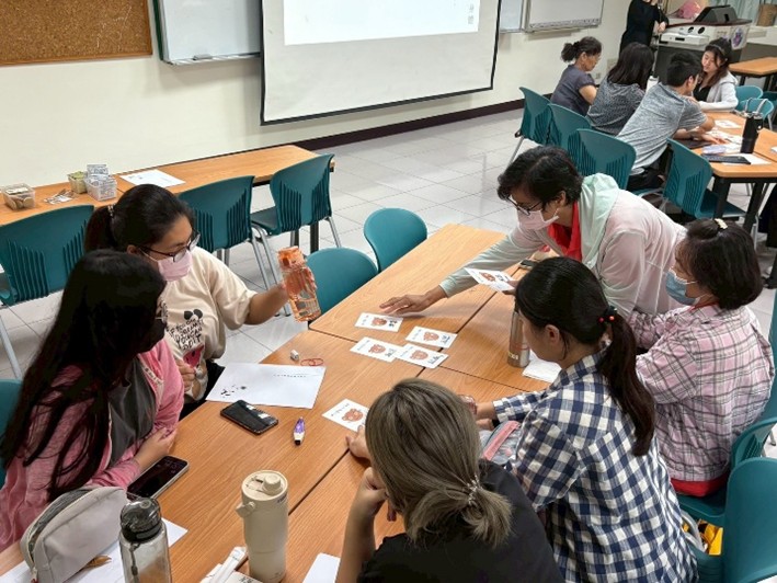 20251018學員們進行情緒字卡學習