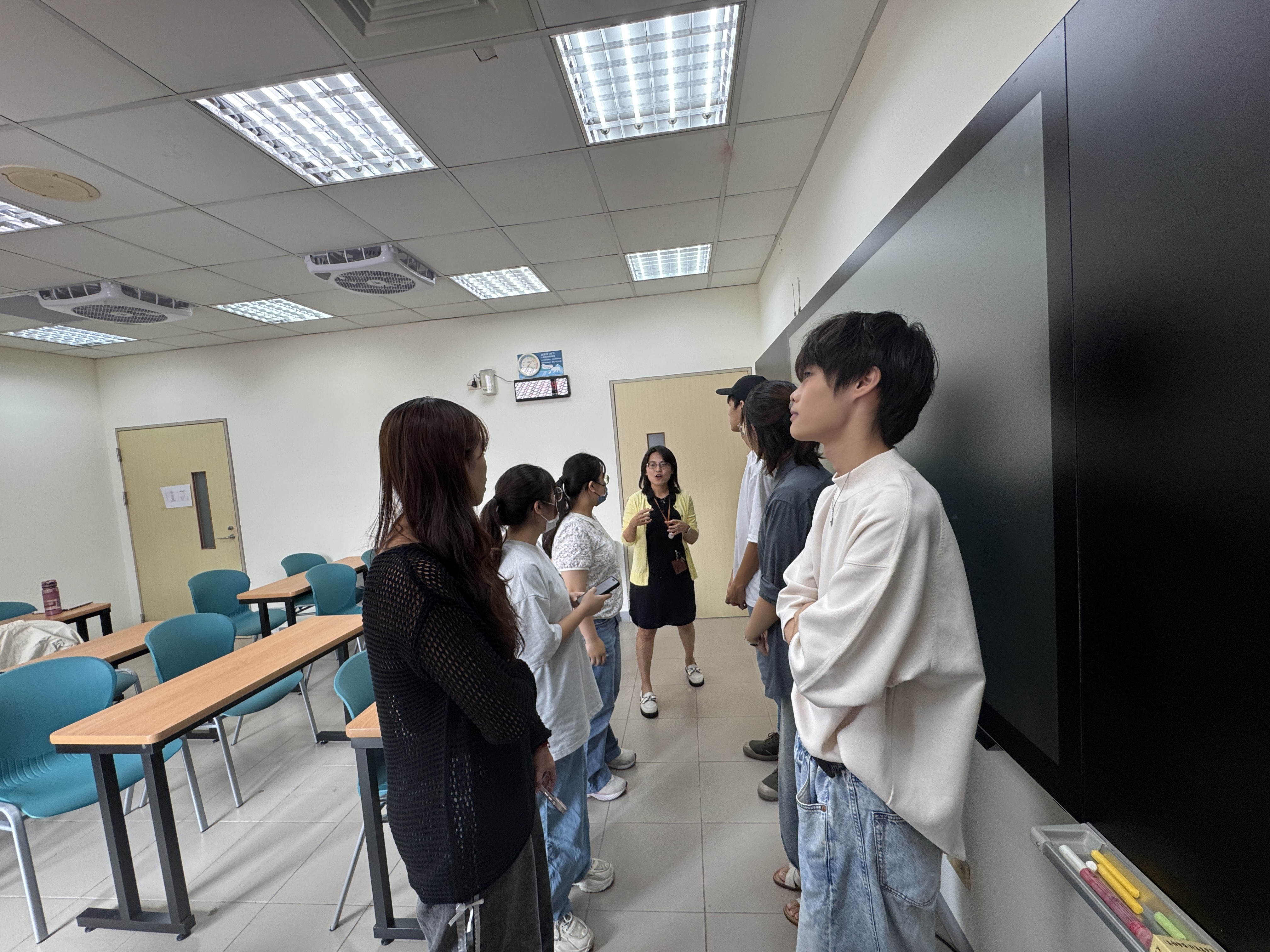 20251028 4學生們面對面分享與自我介紹