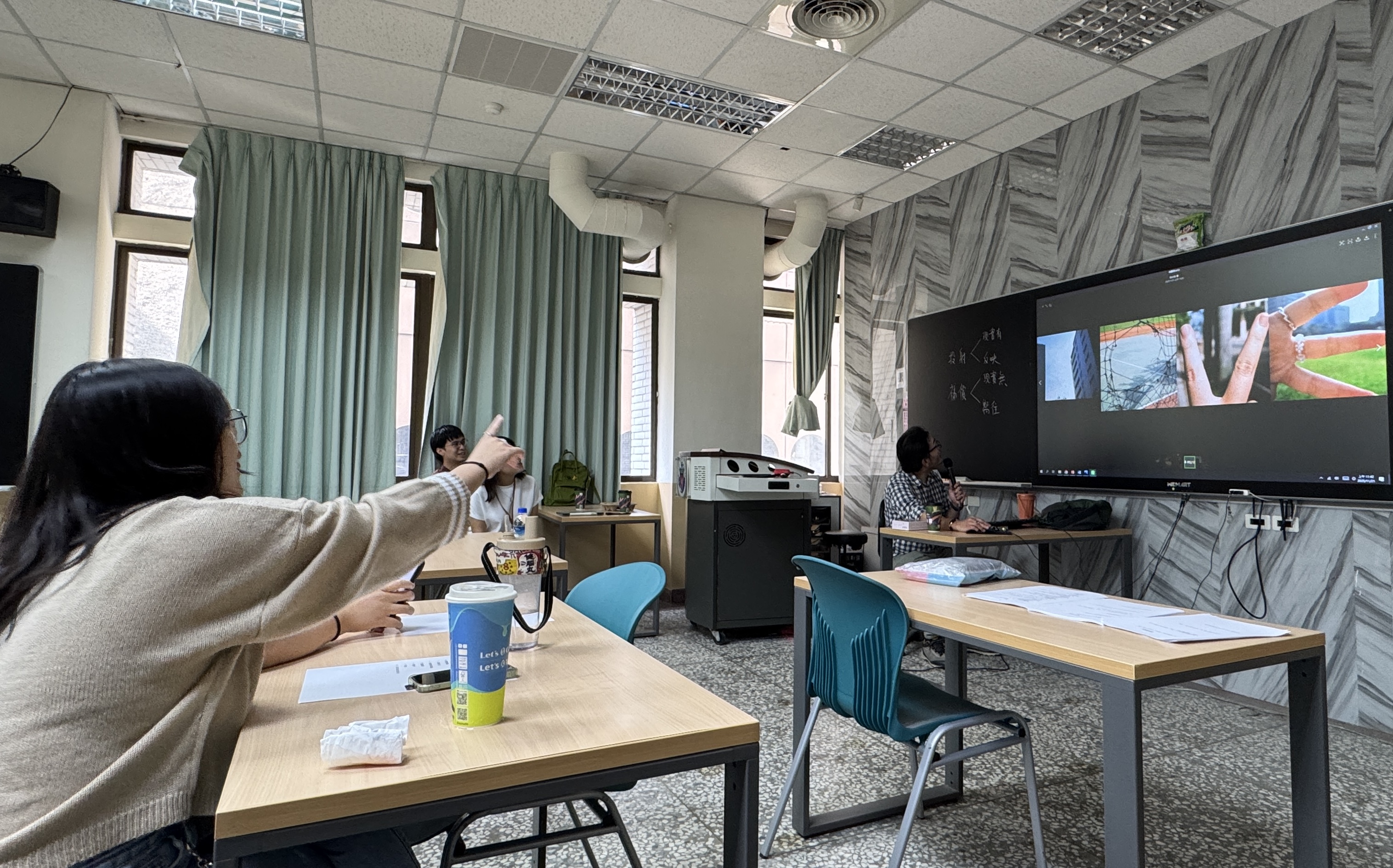 20251121 4學生與老師分享同理心外拍成果