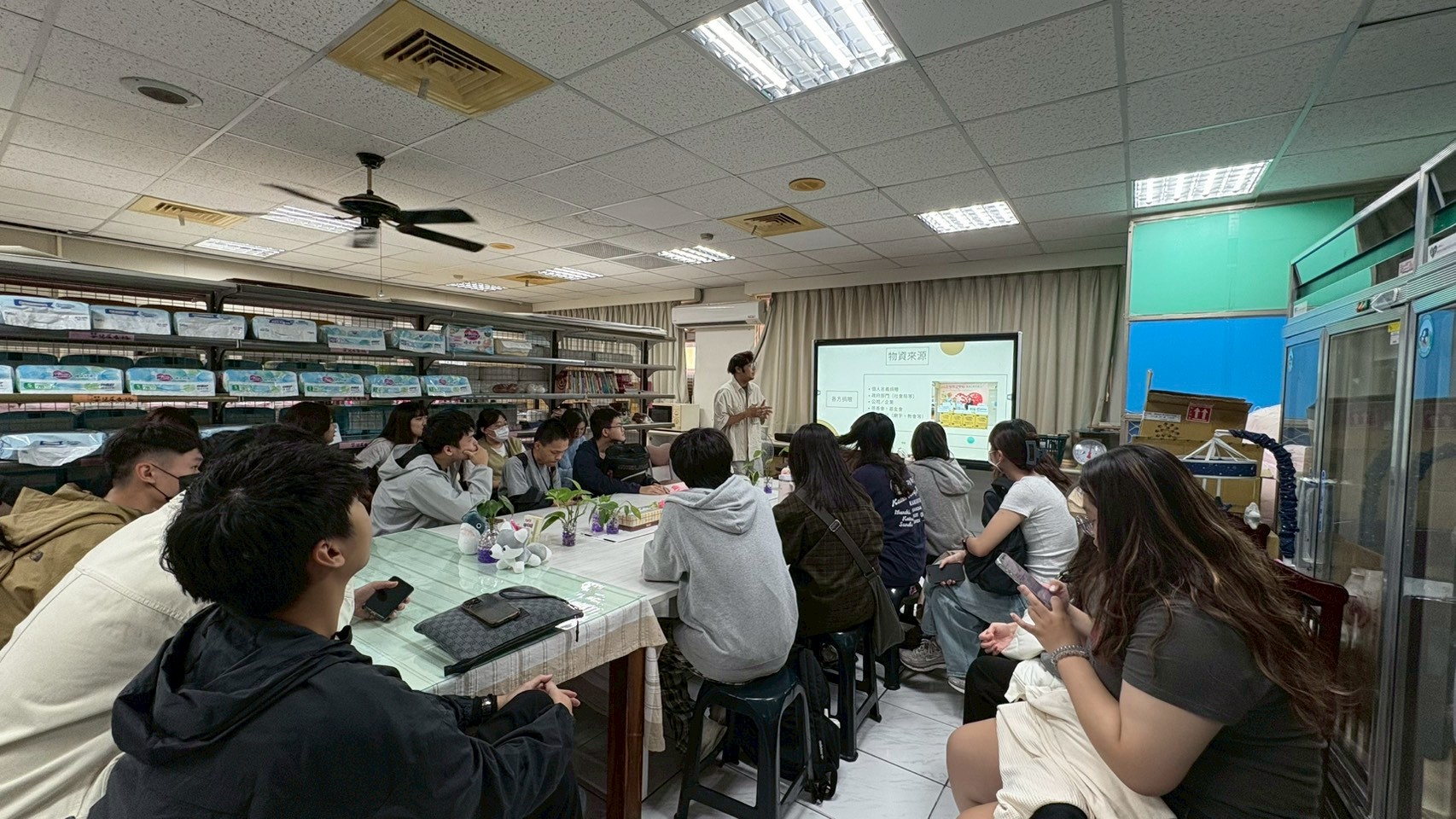 20251126參訪高慈總 圖一 三民店陶社工介紹物資來源