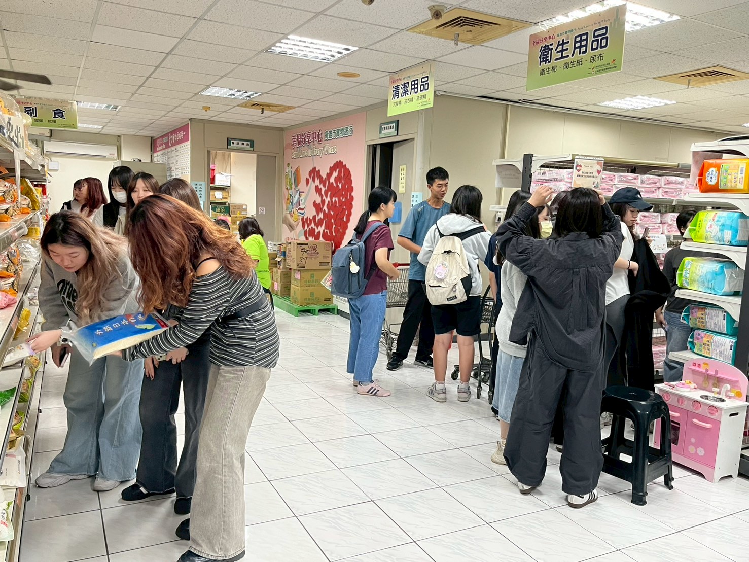 20251126參訪高慈總 圖二 三民店同學操作點數購物活動