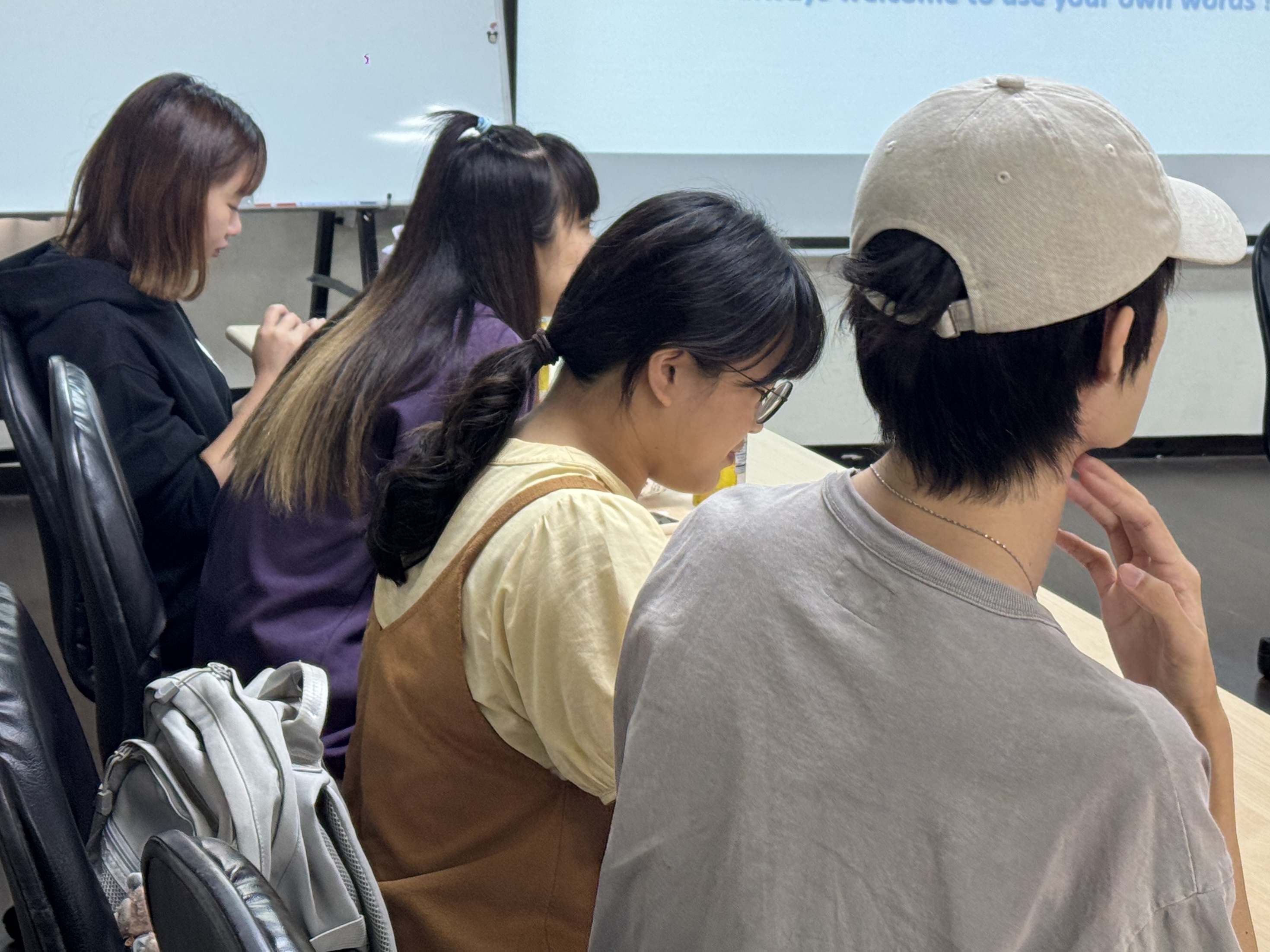 20251202 2學生專心構思議題內容