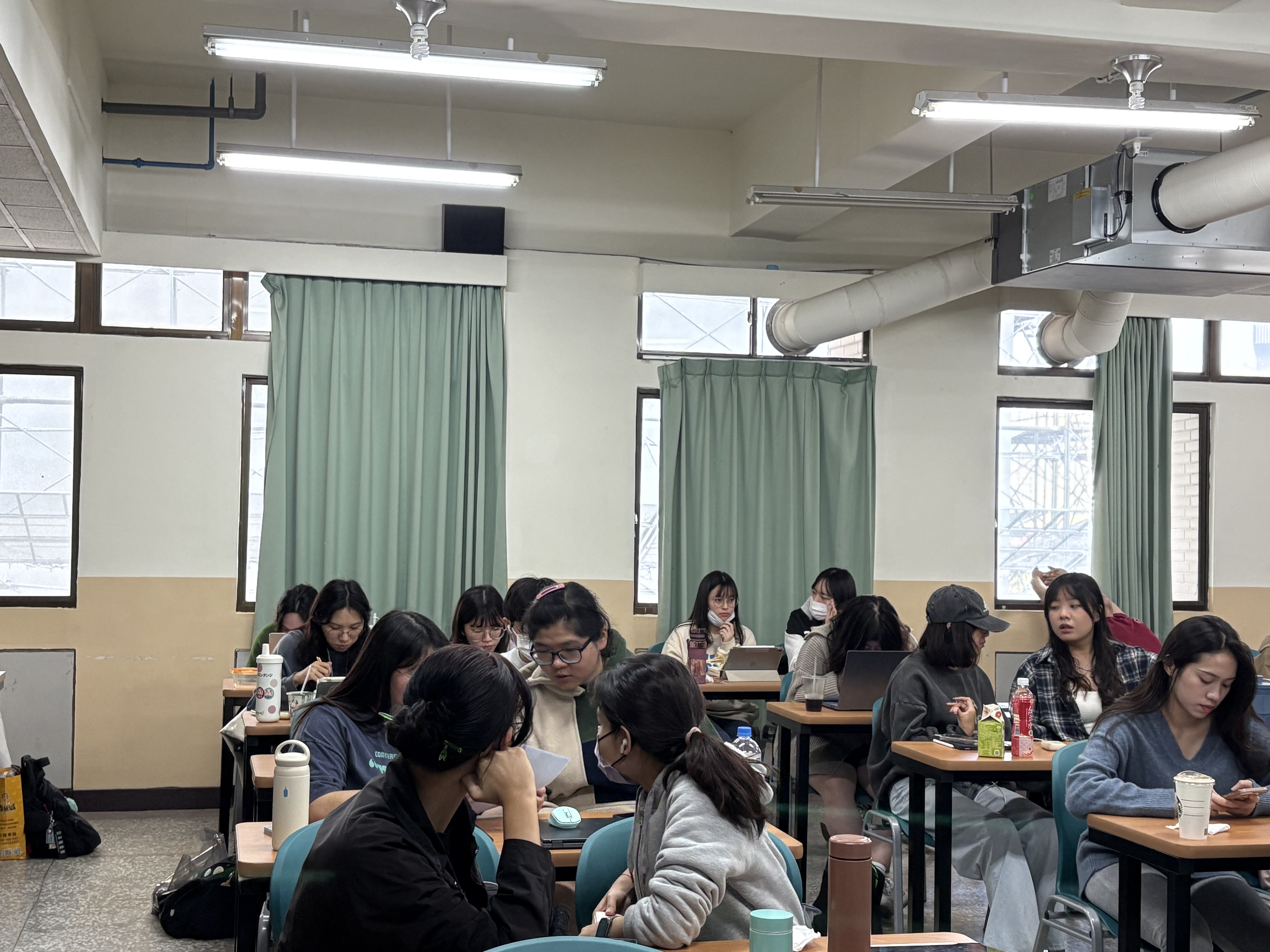 20251210 1倡議成發 圖一 學生相互討論發表會組間評分