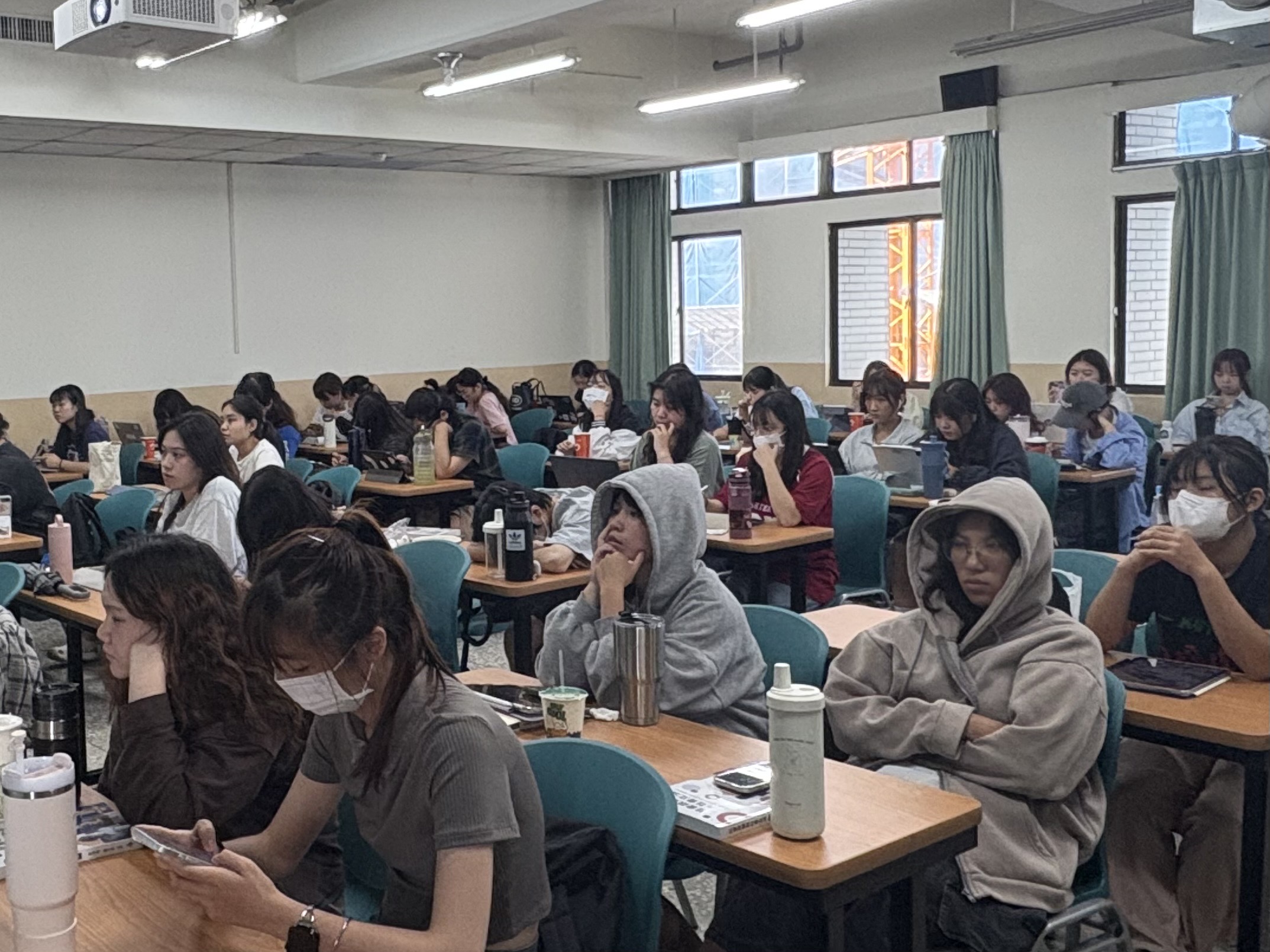 20251210 2倡議成發 圖二 學生專心聆聽同學成果發表