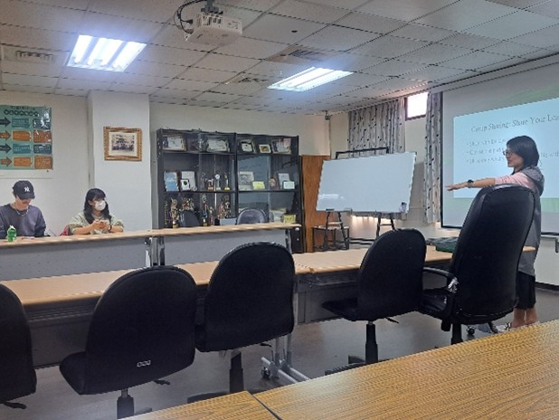 20251230 2瑜如老師帶領同學回顧本學期English Corner