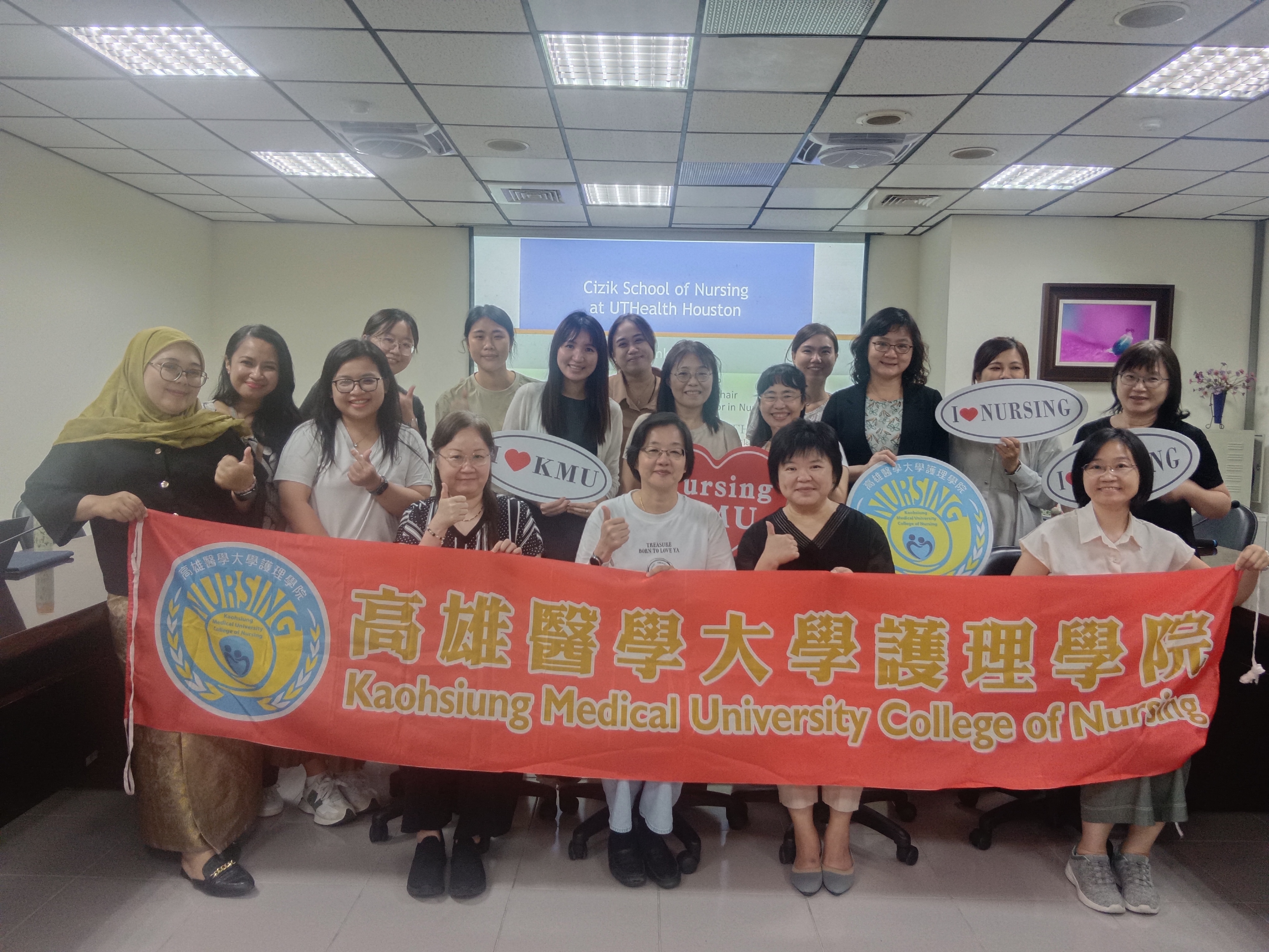 國際學者與全體師生合影