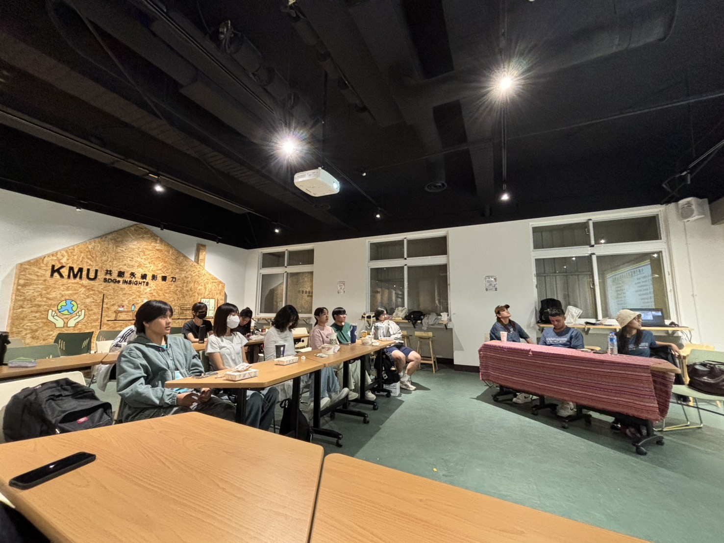 學生認真練習發音