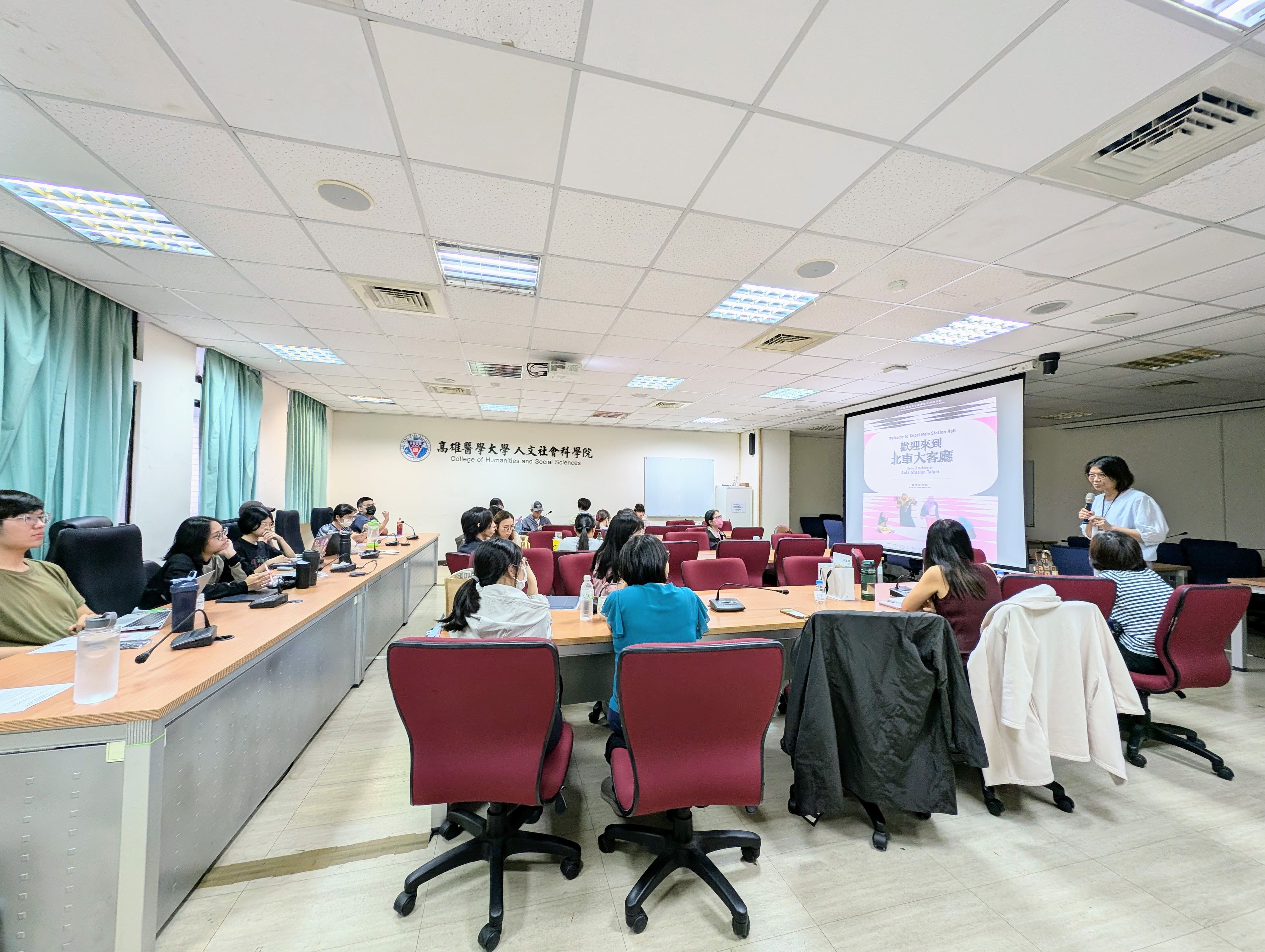 20251110 1202 女影 北車大客廳