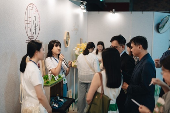 院長帶領系上老師參觀展覽